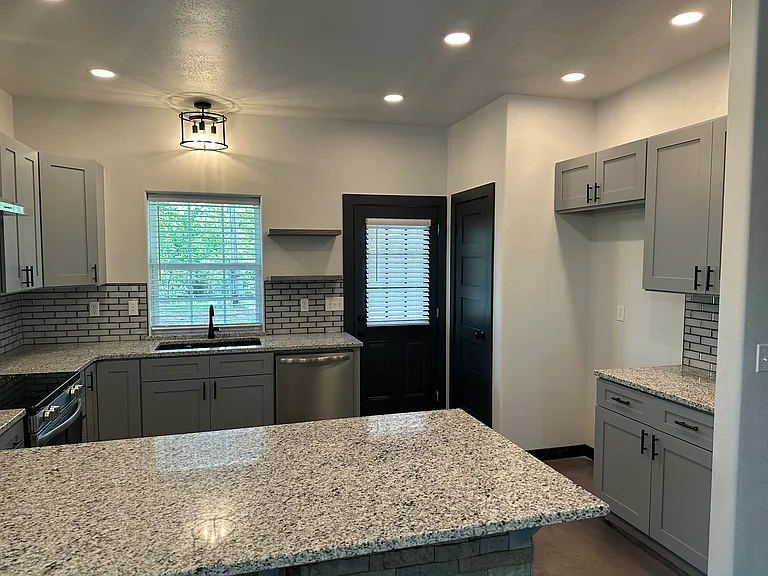 821 Shawnee Dr — Photo 3