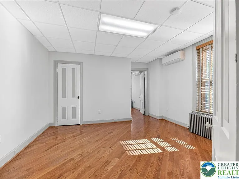 401 W Broad St — Photo 21