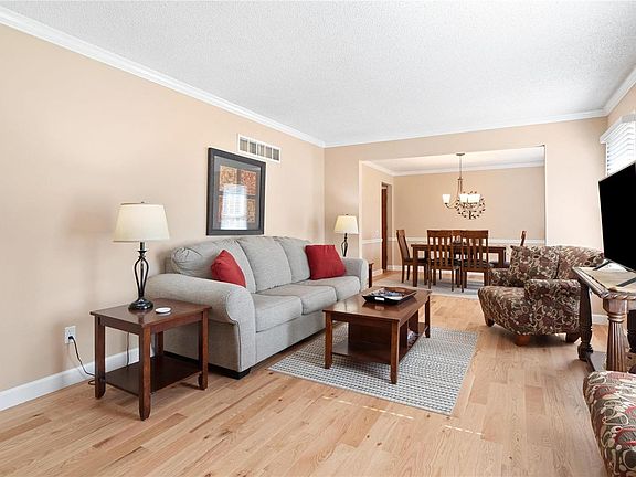 5th image of 429 Royalwood Dr