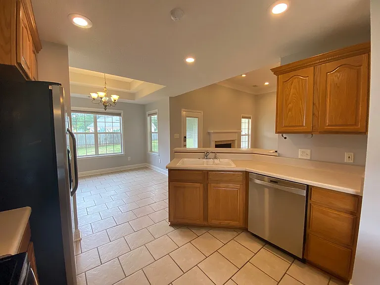 205 Drayton Ct — Photo 8