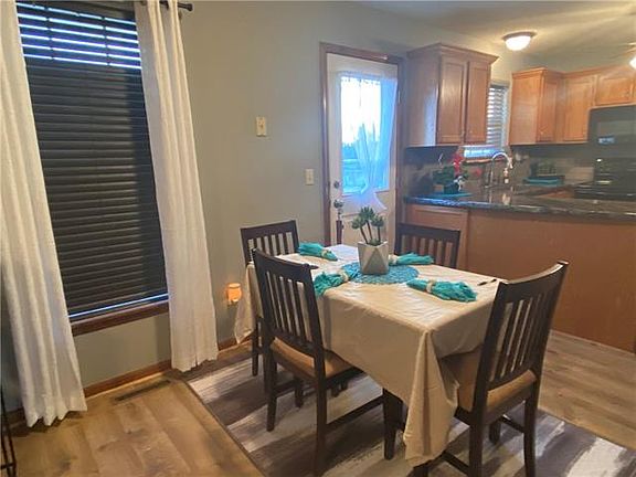 3rd image of 100 Amanda Ct