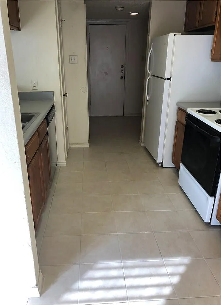 3 bed, 2.5 bath, 1475 sqft, $1,595 — Photo 2