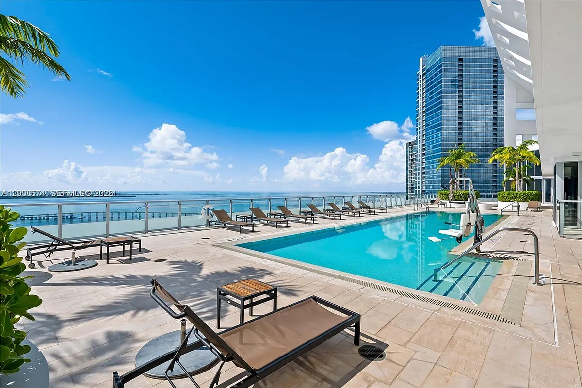 Building Photo - 1300 Brickell Bay Dr #807