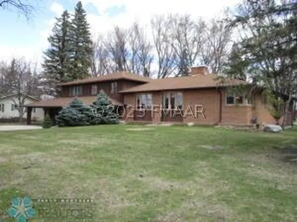 1604 4th St N, Wahpeton, ND 58075