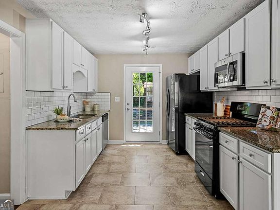 5th image of 2291 Hillside Ave