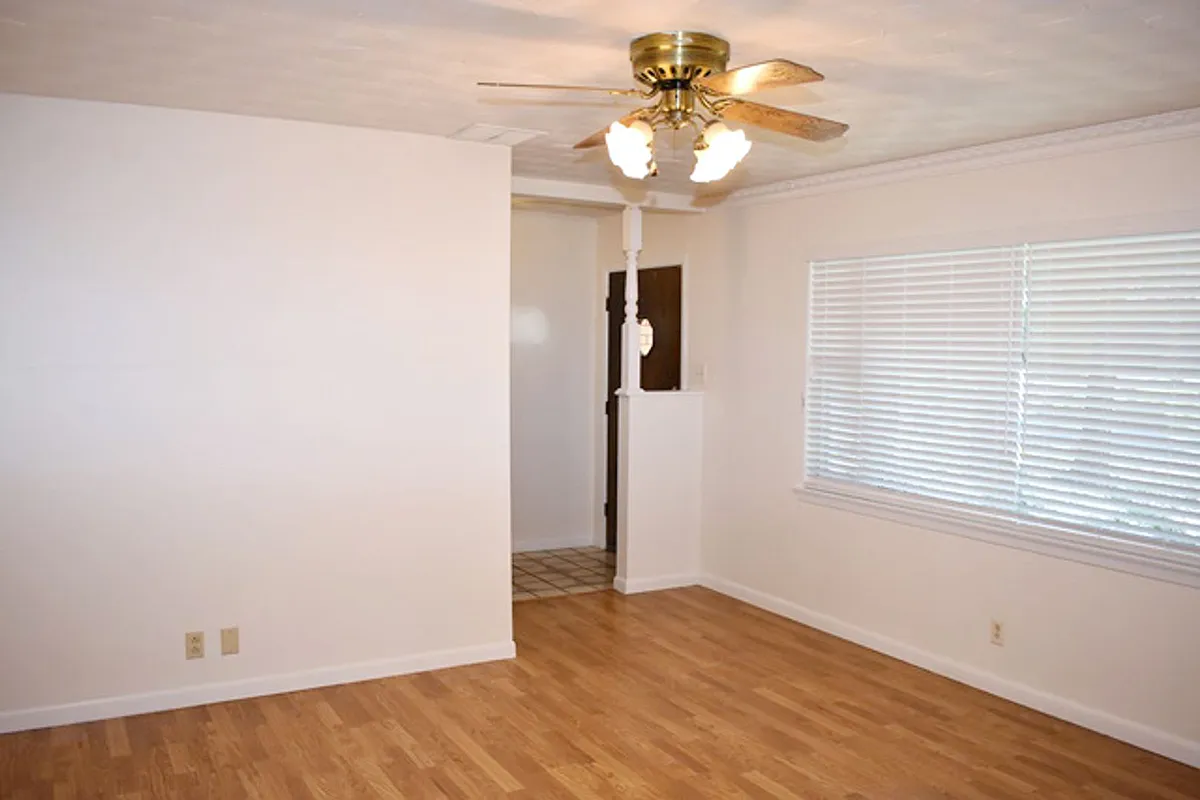 Building Photo - 612 Hillview Dr
