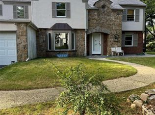 7 Woodland Pl, Great Neck, NY 11021