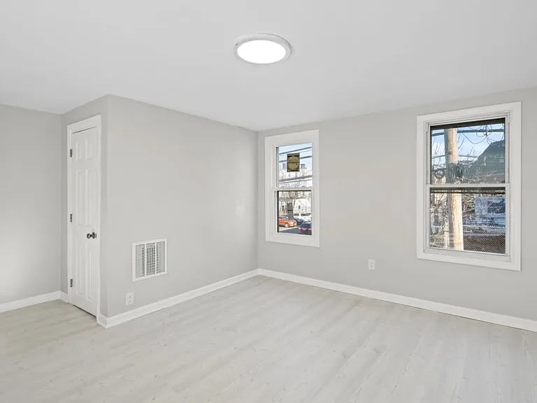 173-175 Lembeck Ave #2A — Photo 4