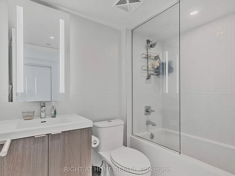 585 Bloor St E #1922 — Photo 16