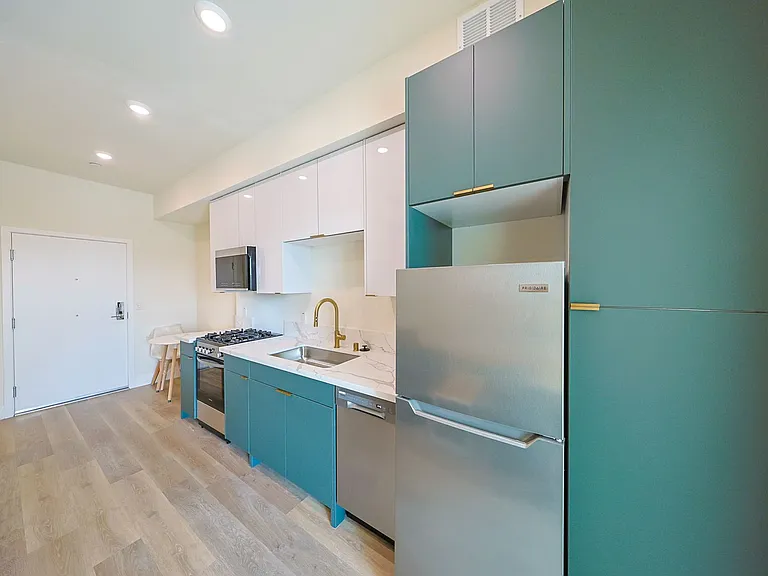 1317 W Jefferson Blvd — Photo 4