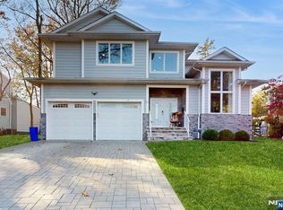 51 Roosevelt St, Cresskill, NJ 07626