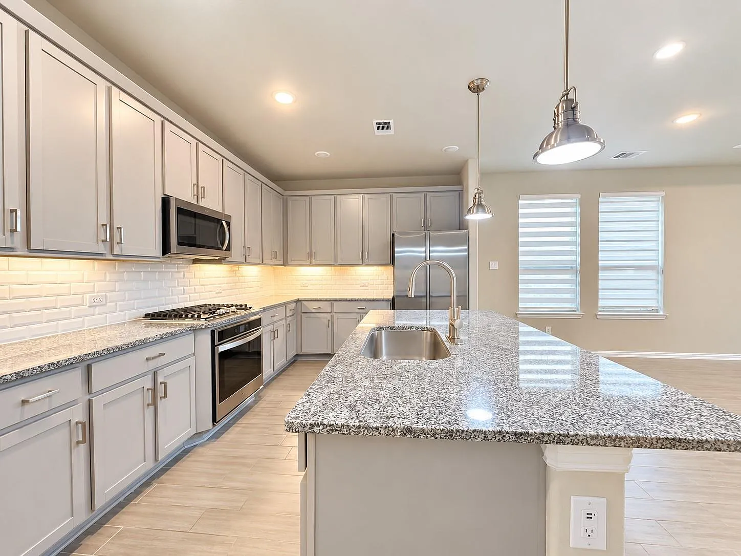 4 bed, 3.0 bath, 2072 sqft, $2,390 — Photo 2