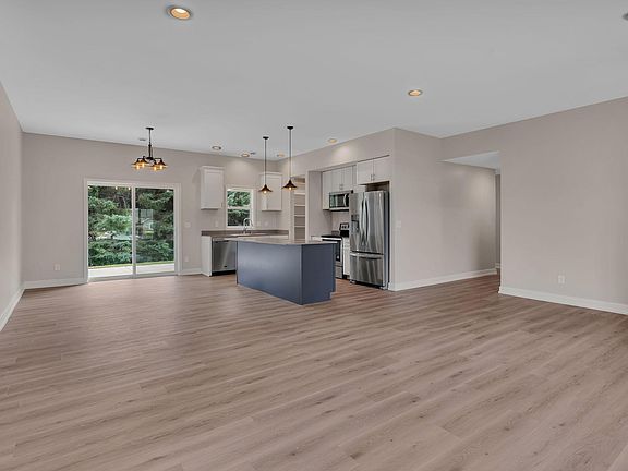 4th image of 1633 18th Ave NW