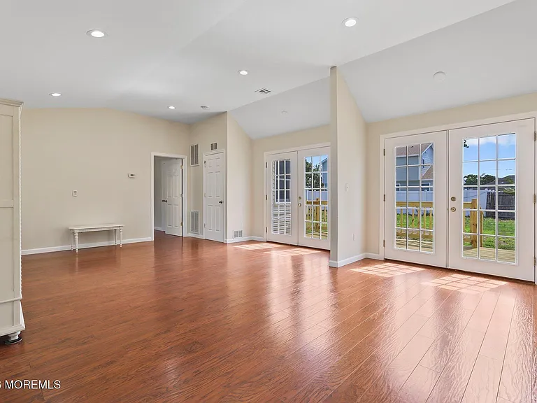 477 Glenwood Ave — Photo 13