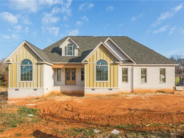 3765 Beroth Cir, Pfafftown, NC 27040