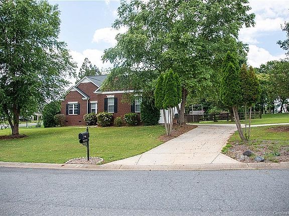 Spacious front yard