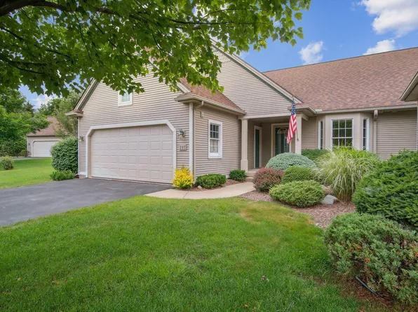 207 Pierce Lake Dr, Chelsea, MI 48118