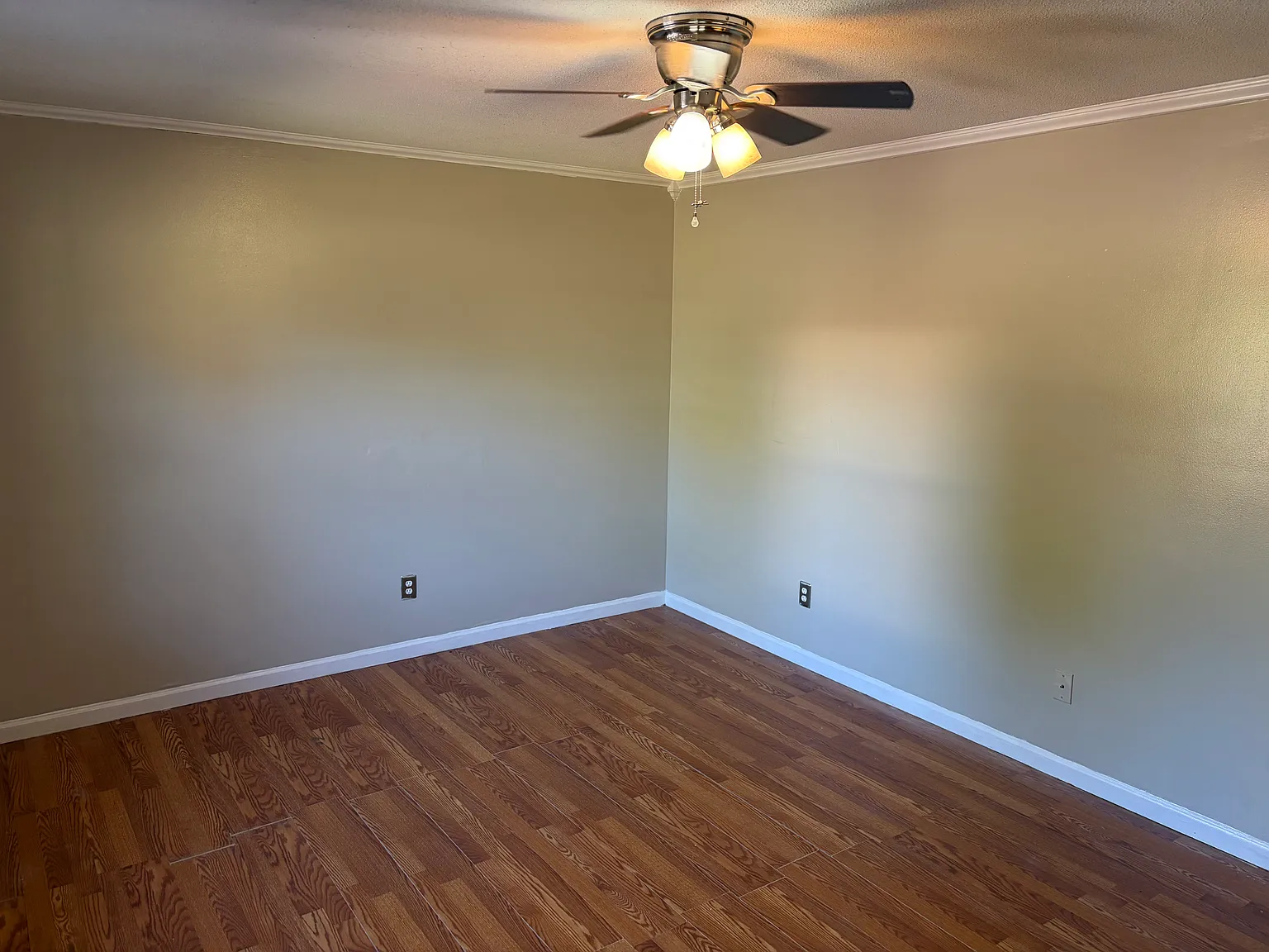 3 bed, 1.5 bath, 1025 sqft, $1,650 — Photo 3