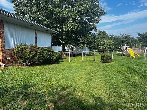 3rd image of 223 Oakdale Cir