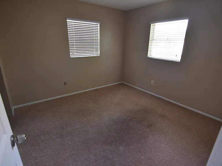 423 Longwood Cir — Photo 8