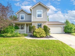 6121 Hedgerow Cir, Grand Blanc, MI 48439