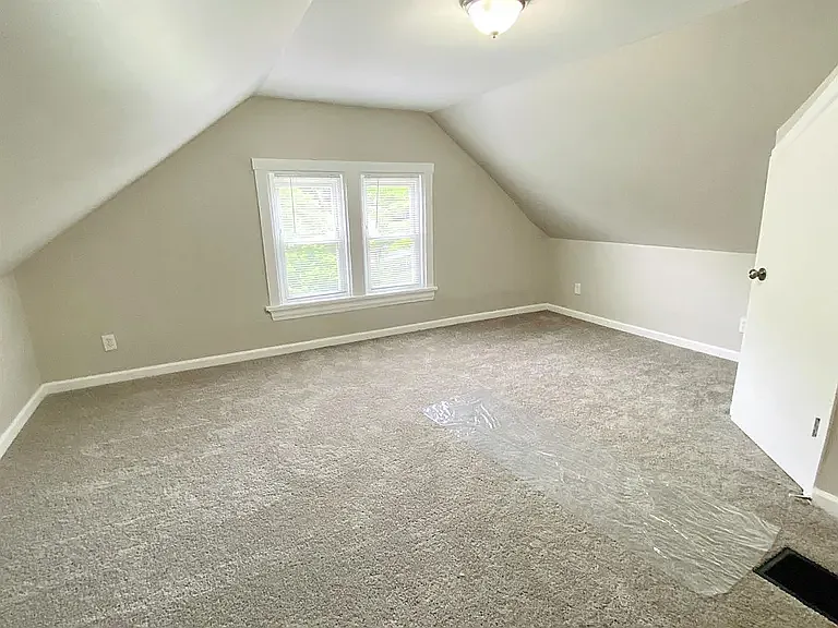 240 Helen St — Photo 13