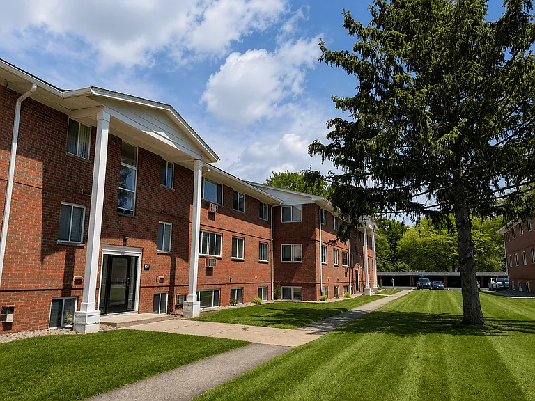 Country Manor Apartment Homes — Photo 20