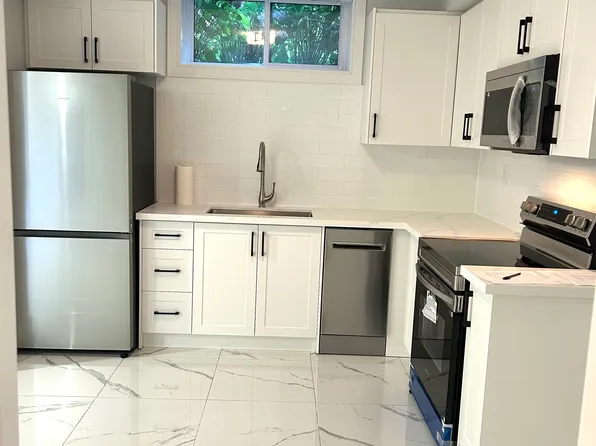 419 Andrew St, Newmarket, ON L3Y 1H6