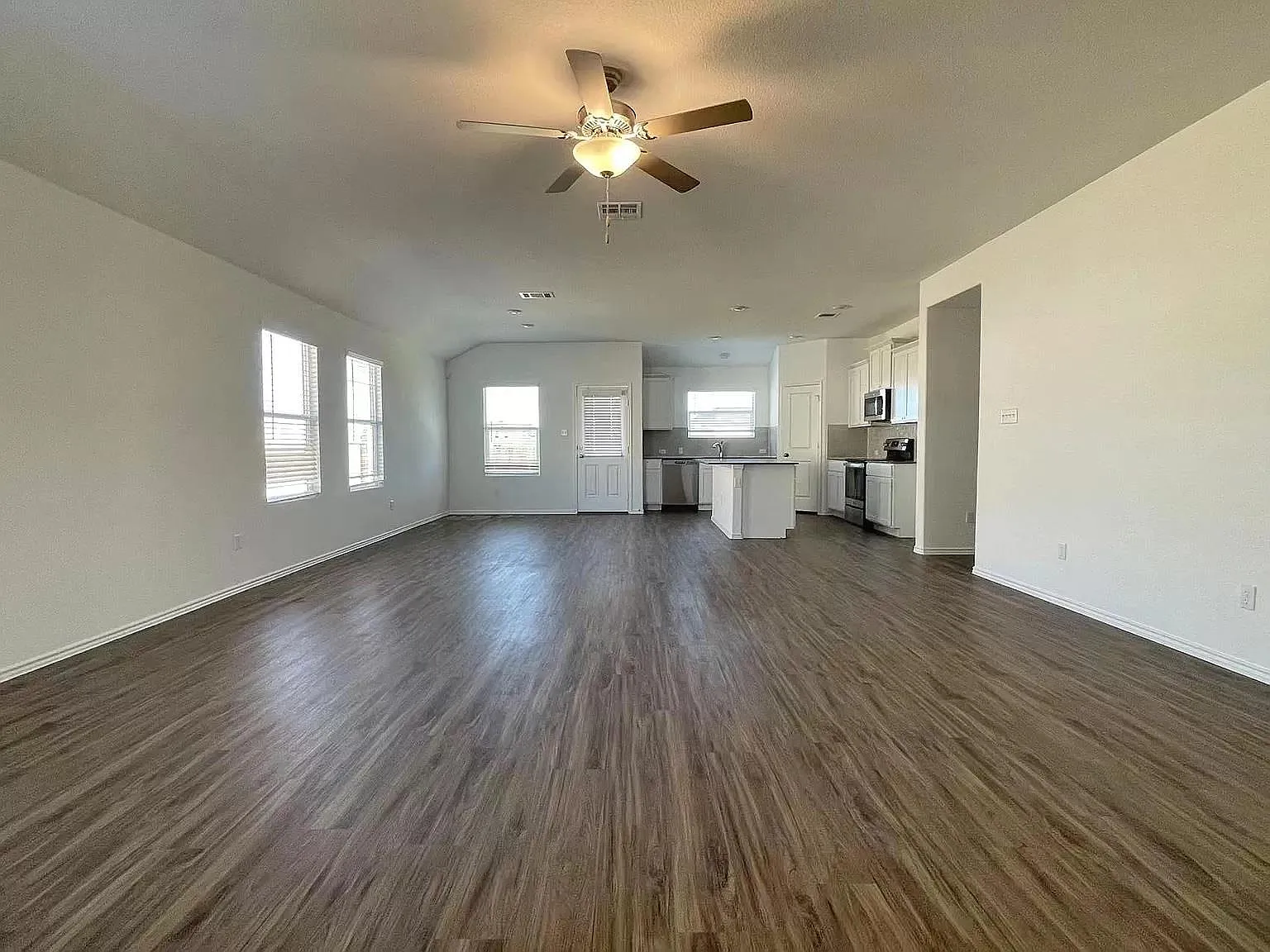 4 bed, 2.0 bath, 2049 sqft, $2,075 — Photo 3