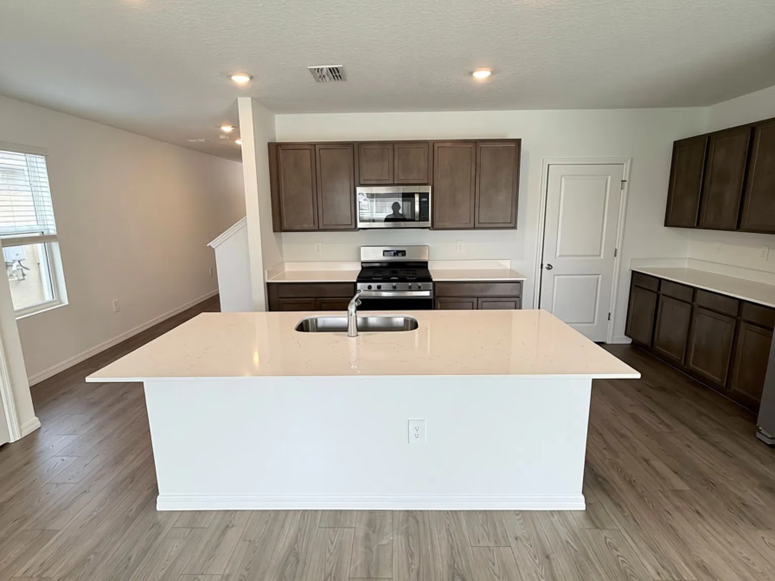 4 bed, 2305 sqft, $2,600 — Photo 3
