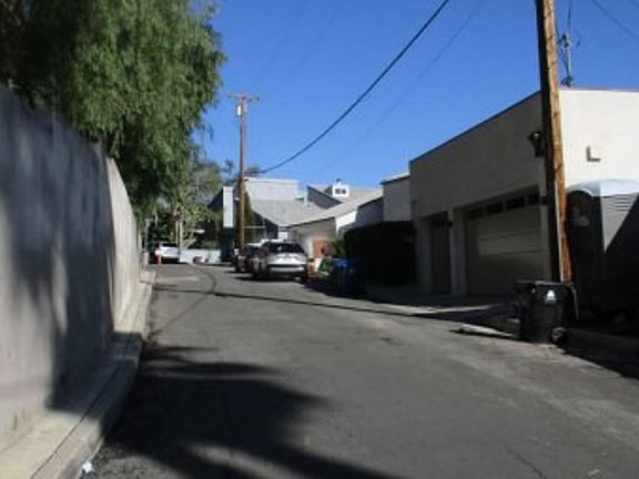 Exterior Neighborhood (street photo)