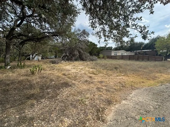 502 Creekside Dr, Canyon Lake, TX 78133
