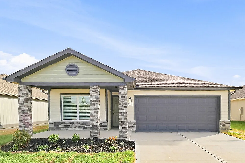 4 bed, 2.0 bath, 1770 sqft, $2,500 — Photo 1