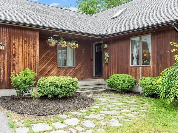 22 Farm Ln, Hadley, MA 01035