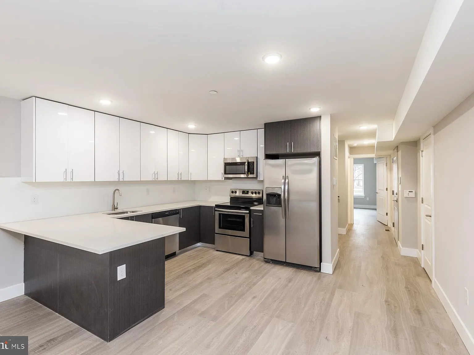 3 bed, 2.5 bath, 1005 sqft, $1,999 — Photo 3