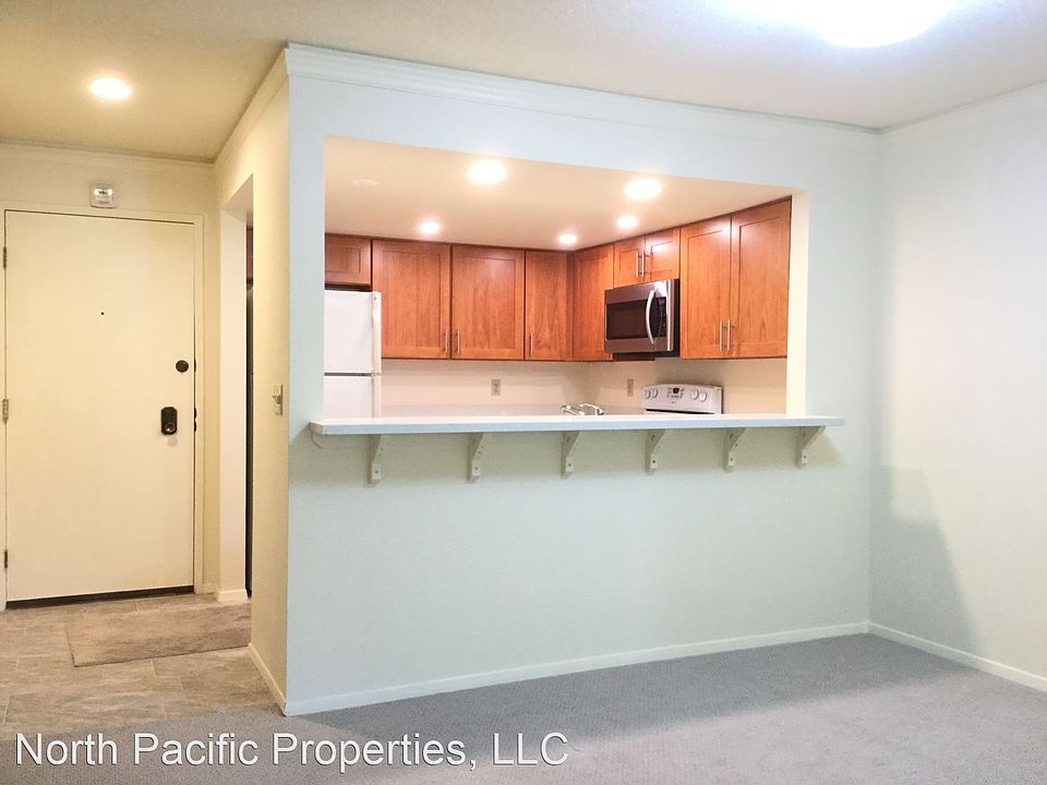 1st image of 401 100th Ave NE APT 211