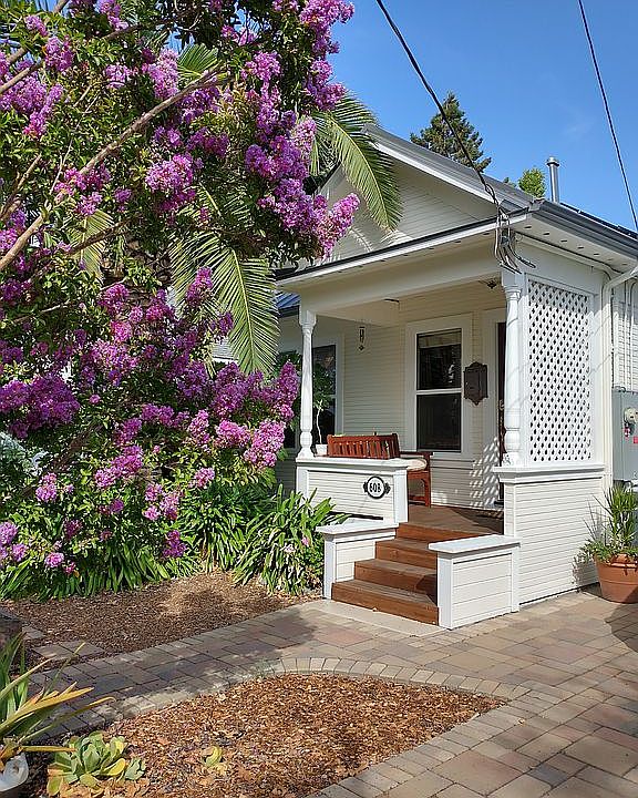 1st image of 608 E D St