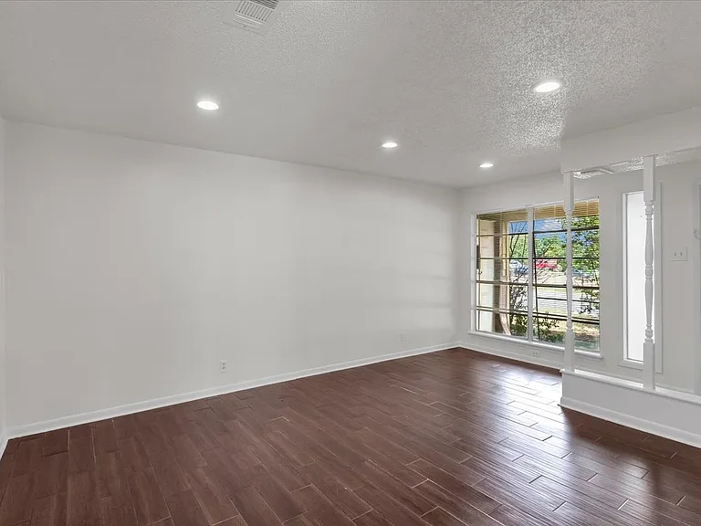 1312 N Travis St — Photo 6