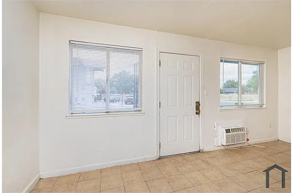 Building Photo - 2562 Traction Ave #14