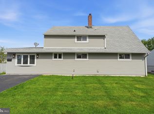 7 Wildflower Rd, Levittown, PA 19057