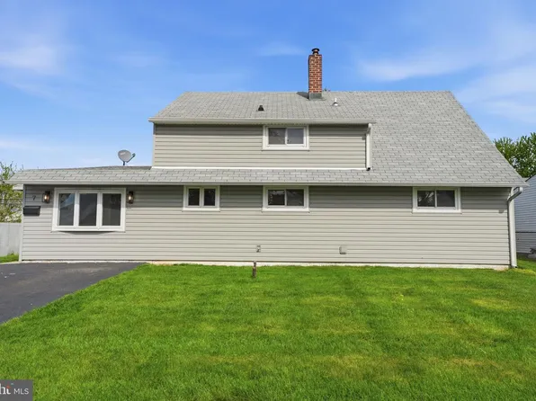 7 Wildflower Rd, Levittown, PA 19057