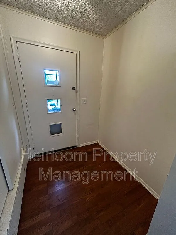 3 bed, 1.0 bath, 1058 sqft, $1,700 — Photo 2