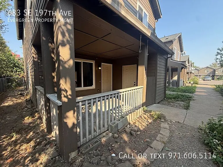 683 SE 197th Ave — Photo 3