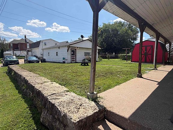 4th image of 828-830 Rhomberg Ave