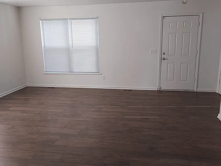 10724 Hathaway Ave — Photo 5