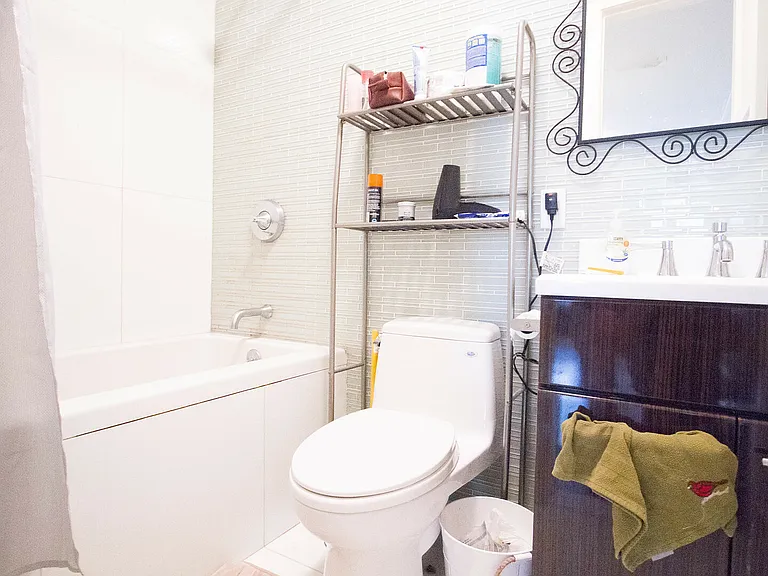 208 Evergreen Ave #2R — Photo 10