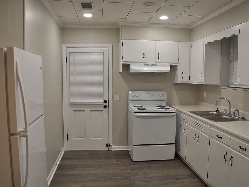 2nd image of 707 Bay St