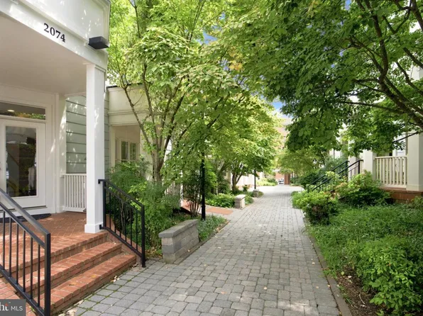 2074 N Oakland St, Arlington, VA 22207
