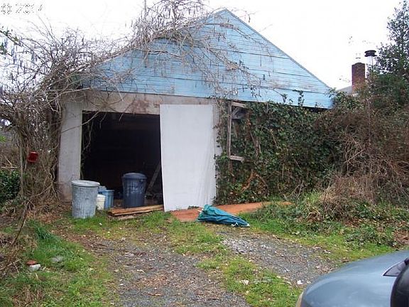 3rd image of 530 E 11th Pl