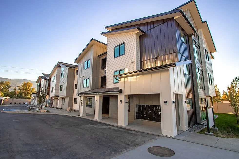 River Falls Apartments — Photo 1
